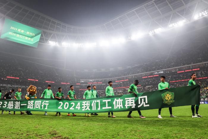 导演叶伟信更是在采访中感叹道：;他一穿上长衫就变成了叶问